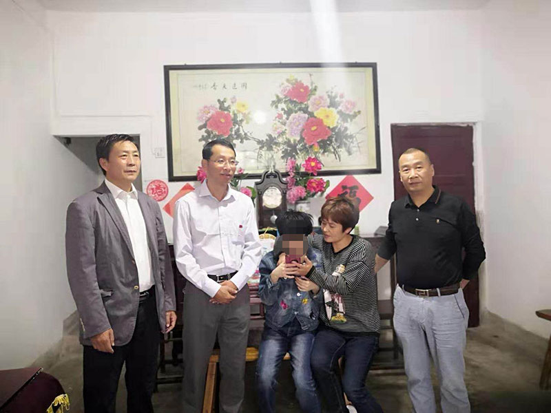 主題教育正當(dāng)時 志愿服務(wù)暖民心——區(qū)城建投公司黨支部開展志愿服務(wù)、點亮“微心愿”黨日活動