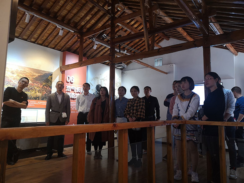 區(qū)城建投黨支部開展革命傳統(tǒng)教育“緬懷先烈、重溫誓詞”主題黨日活動(dòng)