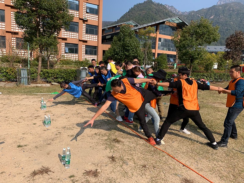 不忘初心、繼續(xù)前行、同心同行、勇攀高峰——屯溪城建投公司開(kāi)展“不忘初心、牢記使命”主題教育素質(zhì)拓展訓(xùn)練